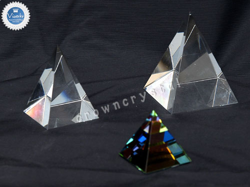 �N���X�^�� �g���t�B�[