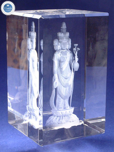 3D�N���X�^�� �\��ʊω��� �ʐ^��