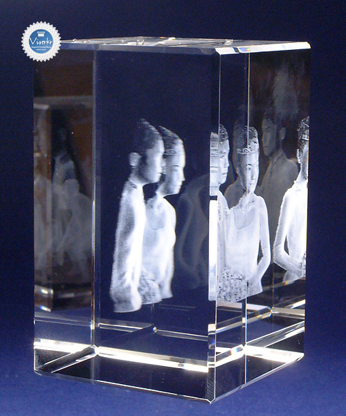 �ʐ^�̗��̒��� �l���i�y�A�j